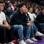 篮球馆内球员完成扣篮的比赛瞬间
